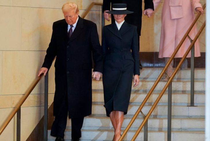 Melania Trump in gown matching Donald Trump.