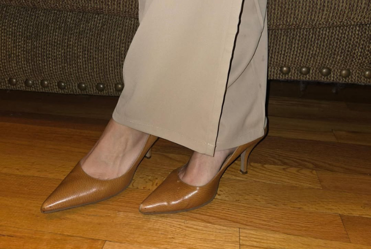 Pointy-toe pumps with straight-leg jeans